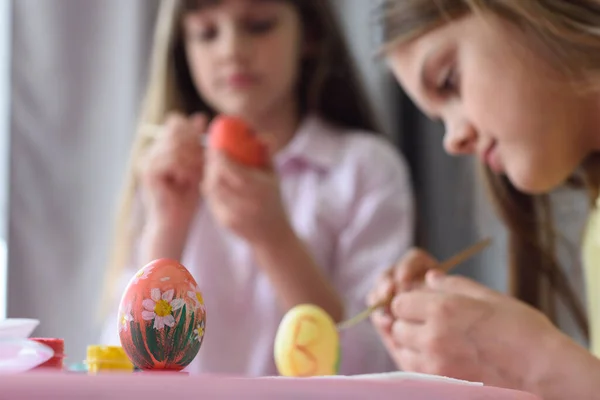 孩子们画复活节彩蛋 把注意力集中在面前的彩蛋上 — 图库照片