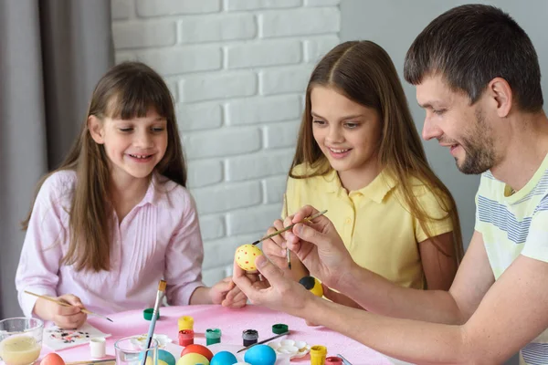 Dad Shows Children How Easily Easily Paint Easter Eggs — Stock Photo, Image