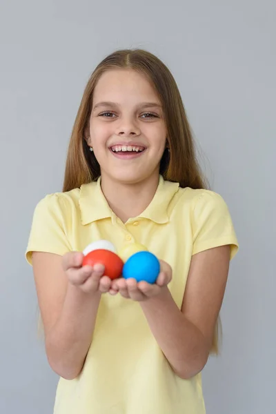 Porträt Eines Mädchens Mit Ostereiern Auf Grauem Hintergrund — Stockfoto