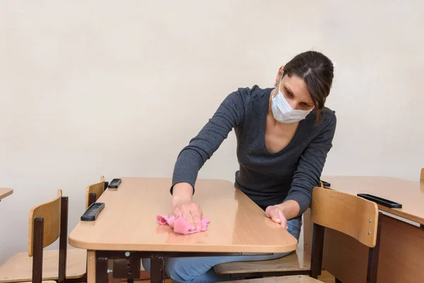 Meisje Met Een Medisch Masker Wast Tafels Een Schoolklas Tijdens — Stockfoto