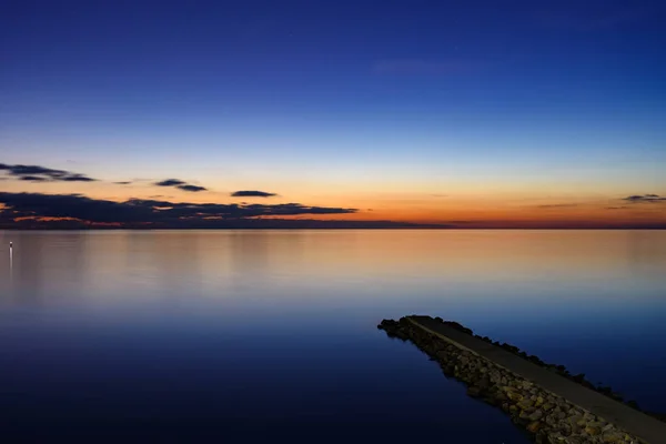 Meereslandschaft Nach Sonnenuntergang Wellenbrecher Kommt Von Der Küste — Stockfoto