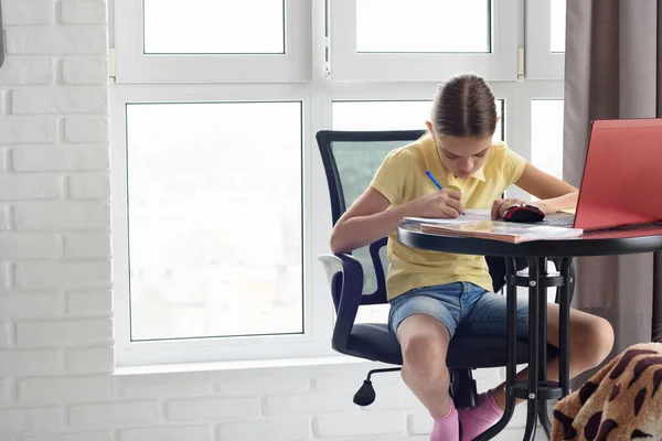 Quarantined Girl Doing Homework Distance Learning — Stock Photo, Image