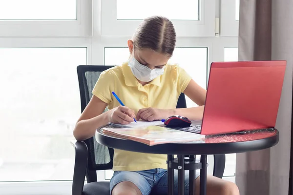 Uma Menina Com Vírus Recebe Educação Distância Casa Escreve Caderno — Fotografia de Stock