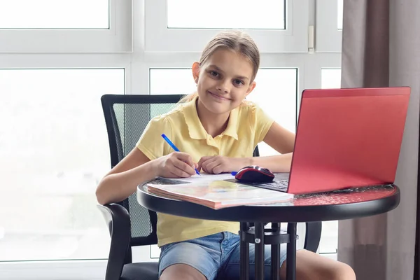 Das Mädchen Tisch Hause Macht Hausaufgaben Und Schaut Den Rahmen — Stockfoto