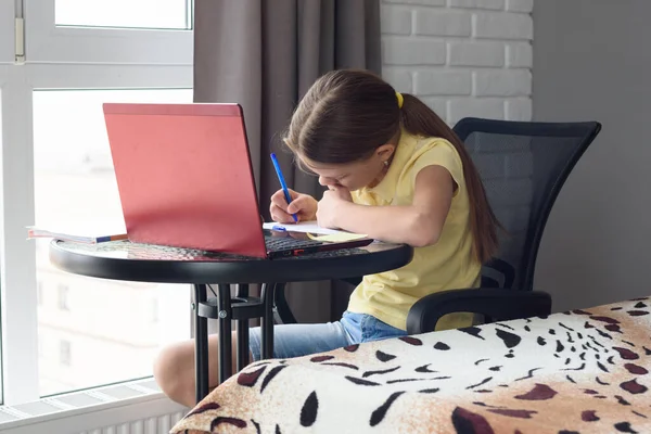 Girl Does Homework Distance Learning Services — Stock Photo, Image