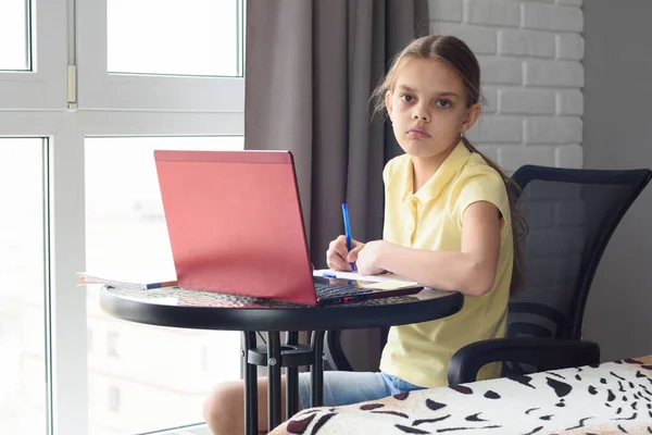 家庭でオンラインで宿題をして動揺した女の子はフレームで見ました — ストック写真