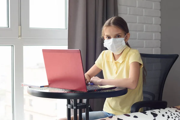 Chorą Dziewczynę Siedzi Przy Stole Zajmuje Się Nauką Online Spojrzał — Zdjęcie stockowe