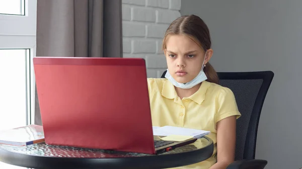 自己分離モードの女の子は コンピュータに座って オンラインで宿題を行う — ストック写真