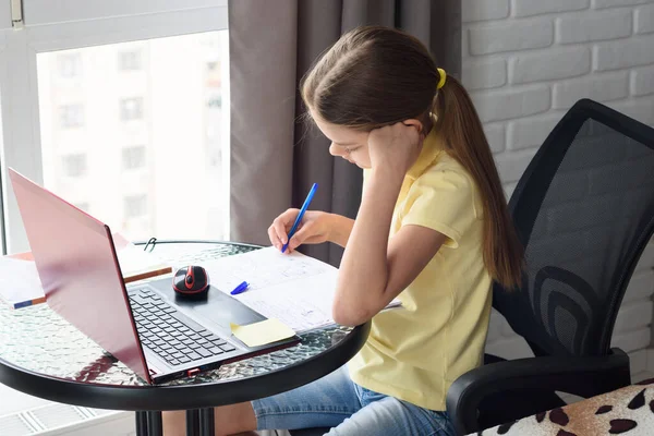 Menina Casa Fazendo Aulas Line Enquanto Sentado Computador — Fotografia de Stock