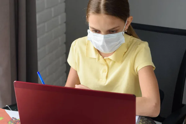 Chica Los Estudios Máscara Médica Línea Casa — Foto de Stock