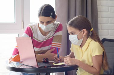Aile, internetteki kişisel izolasyon modunda dizüstü bilgisayar kullanarak nasıl öğrenileceğini biliyor.