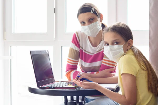 Mam Meisje Zelf Isolatie Modus Zitten Aan Tafel Het Doen — Stockfoto