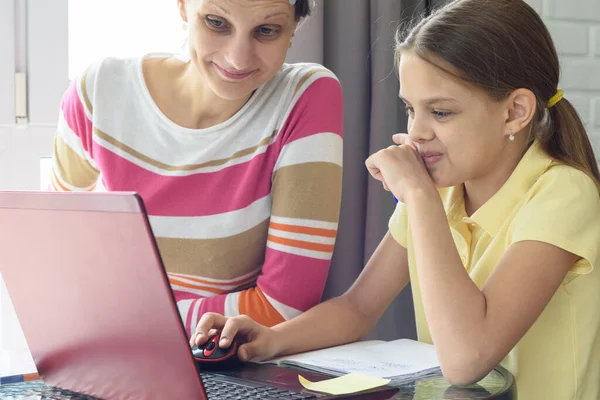 Menina Menina Com Sorriso Olhar Para Tela Laptop Quando Eles — Fotografia de Stock