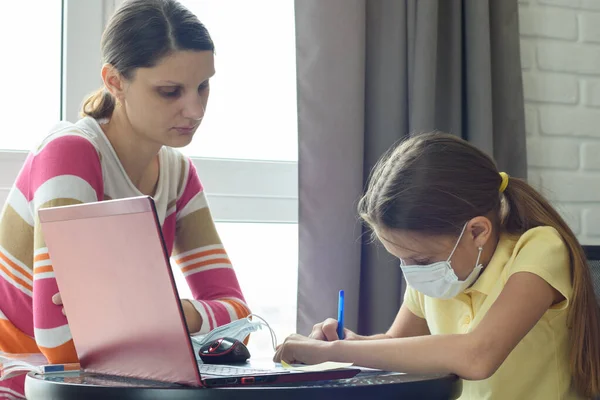 Mamma Aiuta Fare Compiti Bambino Malato Attraverso Apprendimento Distanza — Foto Stock