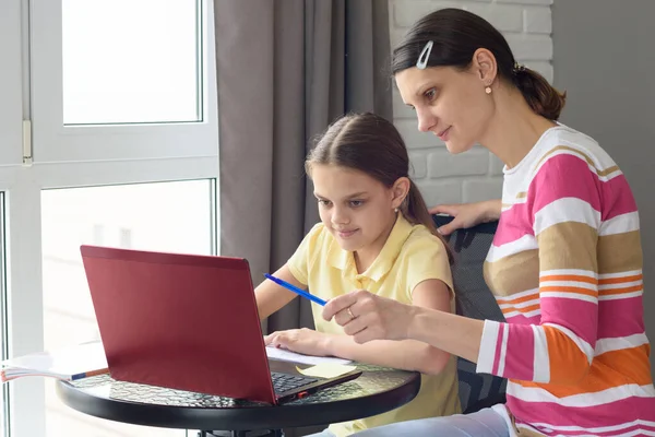 Handledare Hjälper Flicka Att Lära Sig Online Internet — Stockfoto