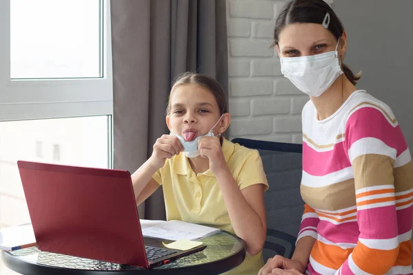 Ragazza Tolse Maschera Medica Mostrò Lingua Facendo Compiti Modalità Autoisolamento — Foto Stock