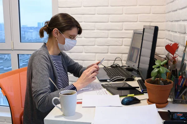 Una Chica Enferma Con Una Máscara Médica Casa Comunica Por — Foto de Stock