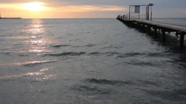 Akşam deniz batımı, iskelenin sağ tarafında.