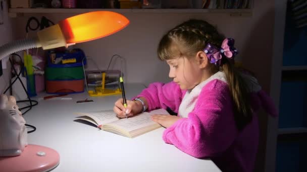 소녀는 숙제를 틀에서 재미있어 보이고 있음을 줍니다 — 비디오