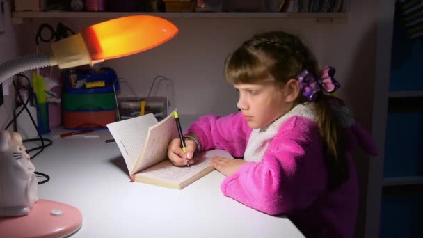 Dívka Dělá Domácí Úkoly Vypadá Legračně Rámečku Ukazuje Vidí Všechno — Stock video
