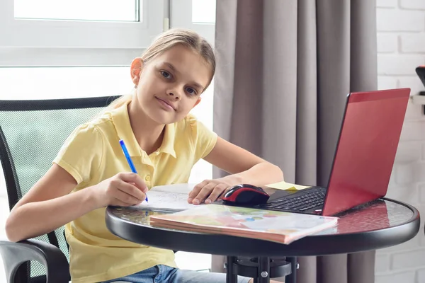 Das Mädchen War Von Der Online Lektion Abgelenkt Und Schaute — Stockfoto