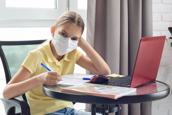 Chica Está Estudiando Remotamente Escuela Distraída Miró Marco — Foto de Stock