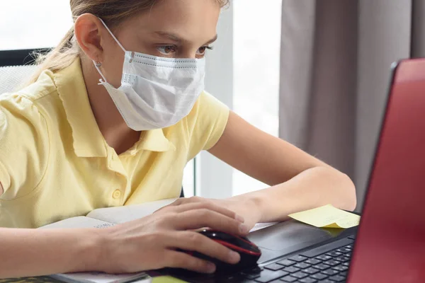 Tıp Maskeli Kız Bilgisayarda Çalışıyor — Stok fotoğraf