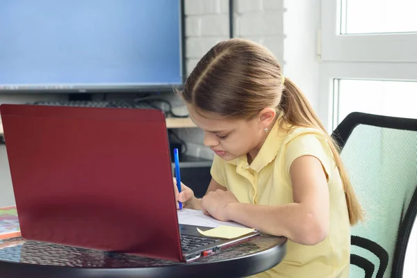 Lány Otthon Csinál Házi Feladatot Laptop Képernyő Előtt — Stock Fotó