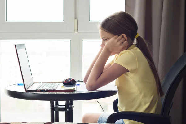 Menina Sentada Frente Laptop Pensando Uma Solução Para Problema — Fotografia de Stock