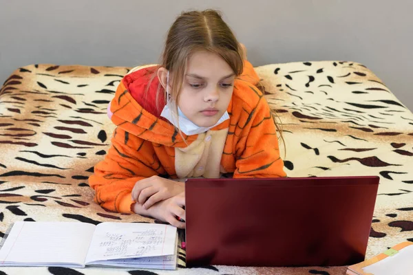 病気の隔離された少女はノートパソコンを使って遠隔で学ぶ — ストック写真