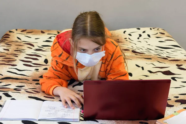 Girl Medical Mask Pajamas Lies Bed Remotely Learns Internet — Stock Photo, Image