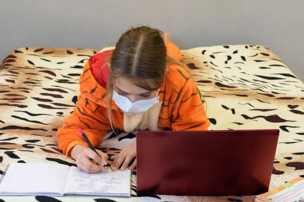 Quarantined Medical Mask Girl Self Study — Stock Photo, Image