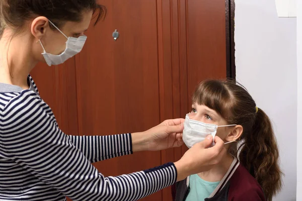 Mamma Mette Bambino Una Maschera Medica Prima Uscire Casa — Foto Stock