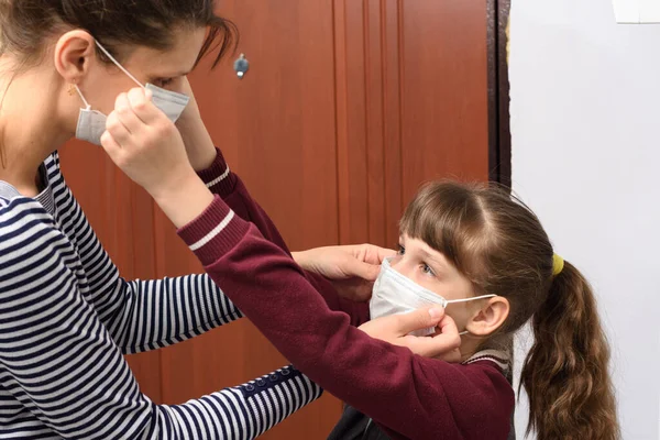 Mamma Bambino Mettono Una Maschera Protettiva Alla Porta Ingresso Dell — Foto Stock