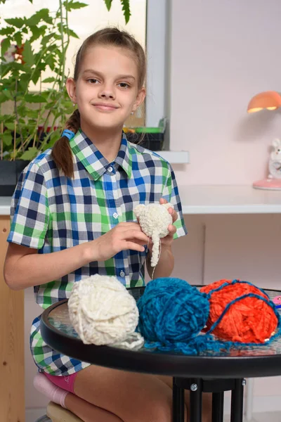 Fille Apprend Tricoter Des Jouets Mous Tout Étant Quarantaine Maison — Photo