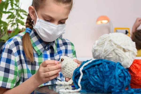 Een Ziek Meisje Zelfisolatie Bezig Met Borduren — Stockfoto