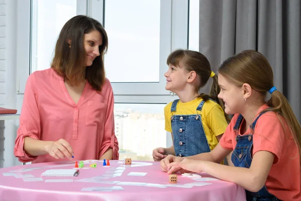 Dzieci Szczęśliwie Patrzyły Mamę Grającą Gry Planszowe — Zdjęcie stockowe