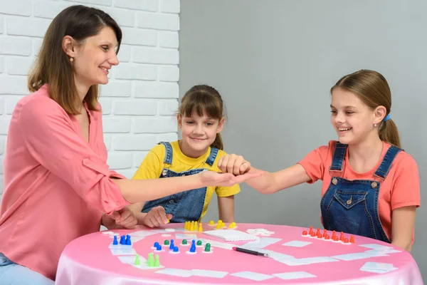 Mama Daje Kostki Córce Grając Gry Planszowe — Zdjęcie stockowe