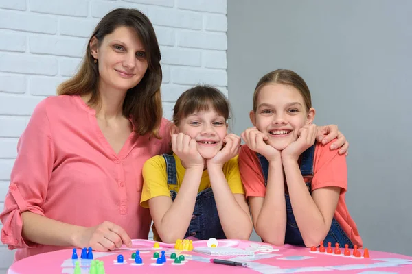 Porträtt Lycklig Familj Som Spelar Brädspel Vid Ett Bord — Stockfoto