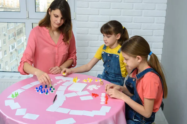 Mutter Und Zwei Töchter Spielen Brettspiele — Stockfoto