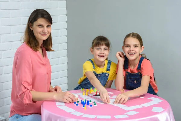 Children Young Mother Sit Table Play Board Game — Stock Photo, Image