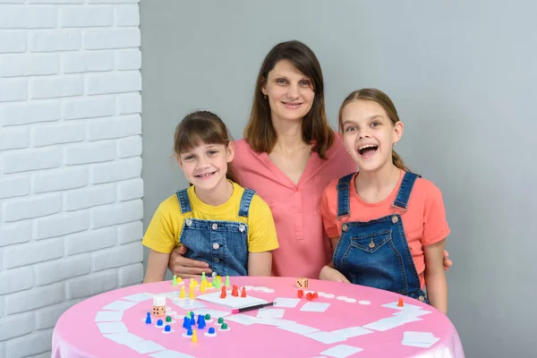 Familia Feliz Divirtiéndose Riendo Mientras Juega Juegos Mesa Una Mesa —  Fotos de Stock