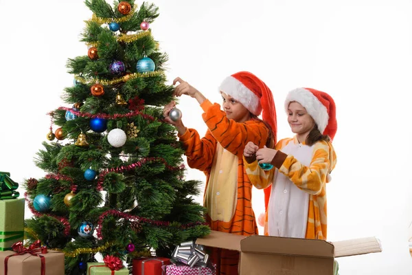 Dos Chicas Decoran Árbol Navidad Aislado Sobre Fondo Blanco — Foto de Stock