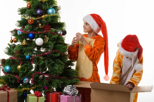 Las Niñas Decoran Árbol Navidad Uno Ellos Adentra Una Caja — Foto de Stock