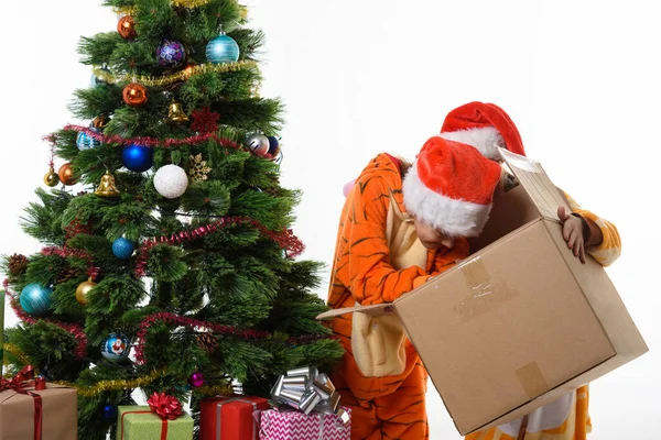 Uma Menina Segurando Uma Caixa Outra Menina Procurando Brinquedos Natal — Fotografia de Stock