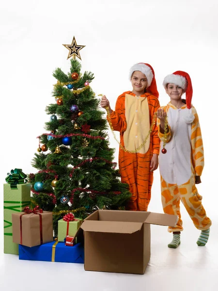 Dos Chicas Paran Junto Árbol Navidad Sostienen Oropel Festivo Sus — Foto de Stock