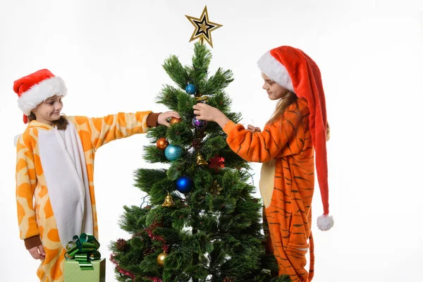 Las Niñas Decoran Árbol Navidad Con Decoraciones Navidad — Foto de Stock