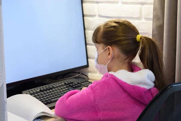 Dziewczyna Masce Medycznej Siedzi Przy Komputerze Odrabia Lekcje Wolne Miejsce — Zdjęcie stockowe