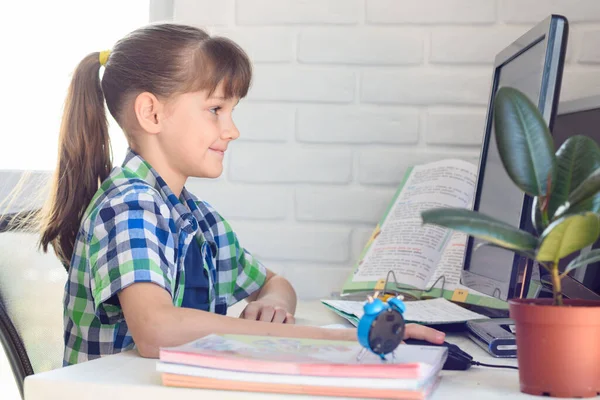 Flickan Studerar Distans Hemma Med Hjälp Online Lärande — Stockfoto