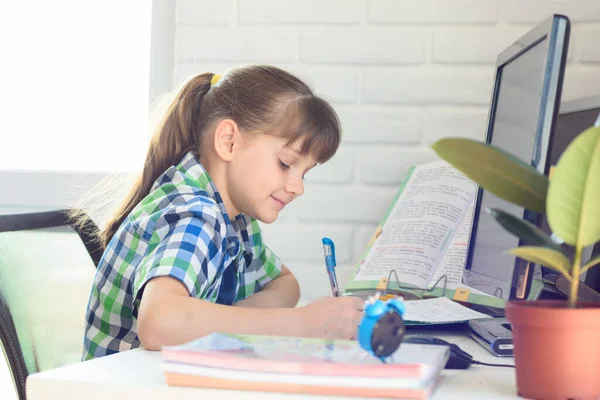 Ein Mädchen Schreibt Mit Einem Stift Ein Notizbuch Und Lernt — Stockfoto